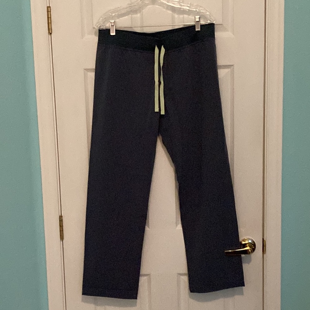 Figs Women’s Livingston Basic Scrub Pants Medium Petite in Space Gray/Grey